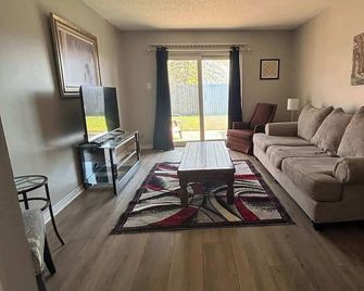 Bryant #B - 2 Bedroom/1 Bath Apartment - Bryant - Wohnzimmer