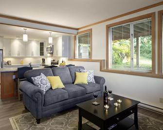 East Sooke Escape. Something for everyone fishing, hiking, kayaking or relaxing - Sooke - Living room