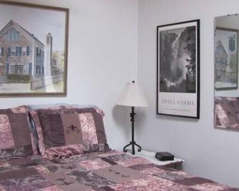 The charm of Old Cape Cod-free standing cottage - Provincetown - Bedroom
