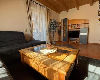 Comfortable vacation apartment for up to 4 people (85 sqm) - Neualbenreuth - Wohnzimmer