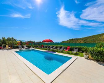Scenic Elegant Trogir Villa with Pool - Five Bedroom Villa - Trogir - Basen