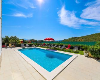 Scenic Elegant Trogir Villa with Pool - Five Bedroom Villa - Trogir - Piscine