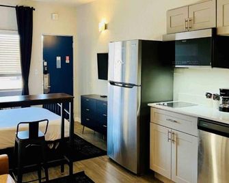 1 King Bed | Non-Smoking, Kitchen - Sierra Vista - Kuchyň