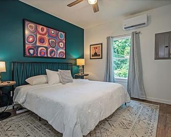 Peacock Cottage/3 blks to downtown Nac/King Bed/WiFi/Covered Parking - Nacogdoches - Slaapkamer