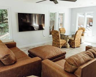 Windsor Place in Shelby- Great for large groups, Pool, hot tub. - Shelby - Huiskamer