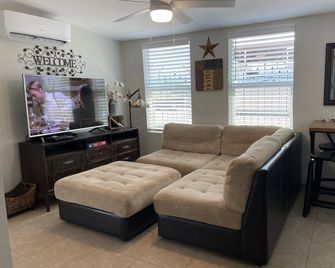 Comfortable Home Away from Home - Oro Valley Guest House - Oro Valley - Wohnzimmer