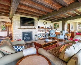 Edgemere Escape - Fort Erie - Living room