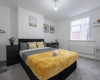 Spacious 5 bedroom house - Rochdale - Bedroom