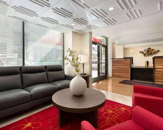 Ramada by Wyndham Oakland Downtown City Center - Oakland - Lobby