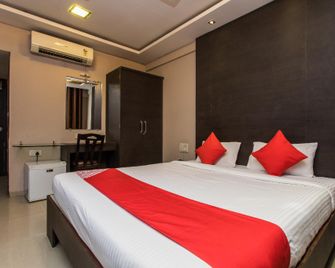 Capital O Ind013 Hotel Swaroop Inn - אינדור - חדר שינה