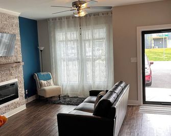 Extraordinary Women Conference at the Commons: Newer Build Townhome Available - Lynchburg - Stue