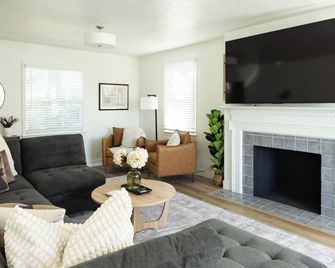 Game Day Getaway - 4br/3ba, Sleeps 10, Walk to Wsu - Pullman - Living room