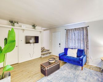 Chic Farmhouse, 3Mi to Lake-Pet Friendly and Golfing - Eureka Springs - Living room