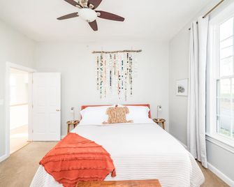 Candy Apple: Family Friendly Downtown Lyh Getaway - Lynchburg - Bedroom