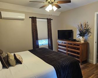 Whiteface Mtn/Wilmington, Ny~~hot Tub, Gas Fireplace, 2 Minutes To Whiteface!! - Wilmington - Ložnice