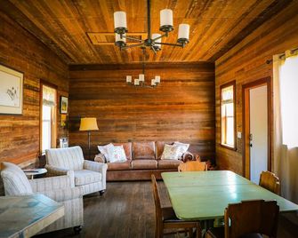 Rustic Cabin on Organic Cattle Ranch - Tomales - Living room