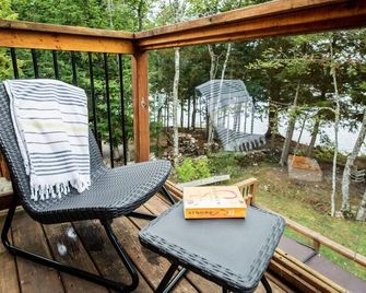 Lakeside Retreat with Hot Tub - Windsor - Balcón