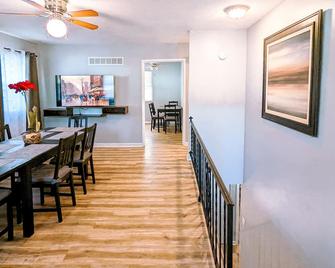 Comfortable and elegant 3BDR duplex, unit # 5 - Overland Park - Dining room