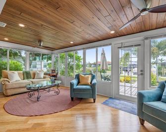 Water Front Home Island Paradise, come explore true tranquility. - Apollo Beach - Living room