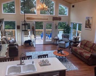 Buckingham cabin #1@the lake minutes from New River Gorge National Park/ hot tub - Mount Nebo - Living room