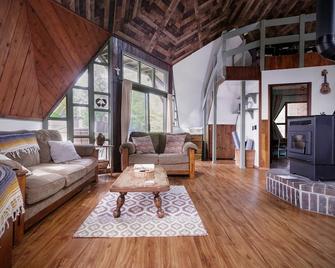 Redwood Dome Retreat - Fortuna - Living room