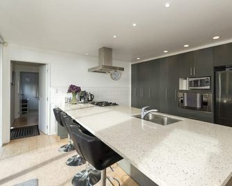 Doubtless Bay Retreat - Mangonui - Kitchen