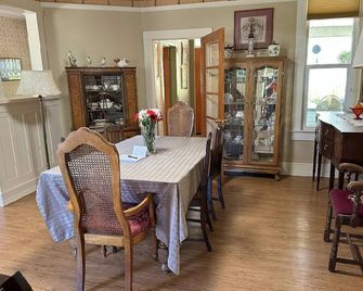 Charming 4-bedroom Pearce Historic Farmhouse in Roseburg with AC and WIFI - Roseburg - Spisesal