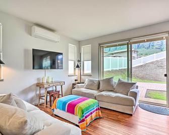 Modern Waianae Home with Mountain and Valley View - 懷厄奈 - 客廳