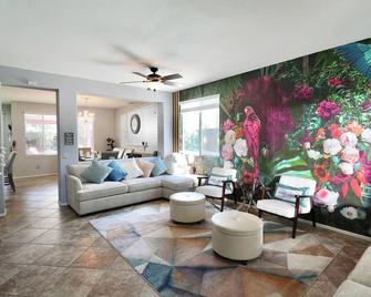 Pool/Spa, Super Mario Game room and Friends theme room! - Hemet - Living room