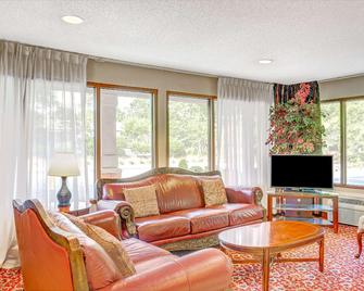 All-Movie Hotel - Peachtree City - Living room