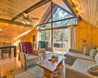 Remote Escape Peaceful Cabin Near Naches River - Naches - Living room