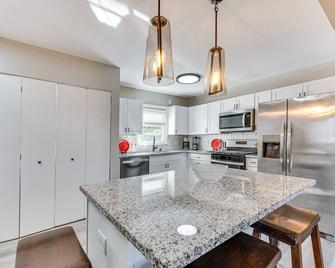 Pet-Friendly Mableton Home with Grill and Fire Pit! - Mableton - Kitchen