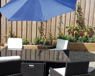 Large Secluded, Pet Friendly Cottage, set in 12 acres-Great Base For Exploring - Solva - Patio