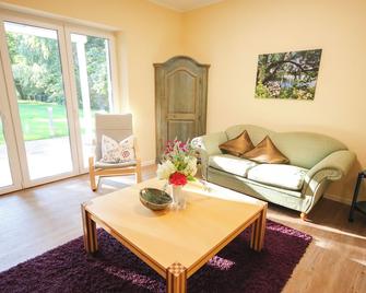 Cottage. Ferienwohnung. Rietet Seenähe, Erholung, Ruhe und Tierfreundlichkeit - Gransee - Wohnzimmer