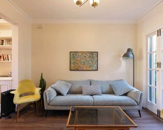 Sunny & Vibrant home in prime Newtown location - Sídney - Sala de estar
