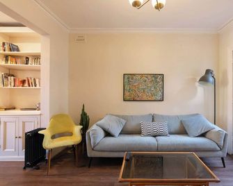 Sunny & Vibrant home in prime Newtown location - Sydney - Ruang tamu