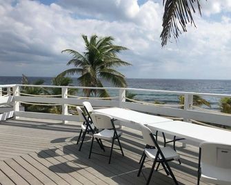 The Ultimate Luxury Botanical Family Estate Very Large 3,480 Sqft On The Beach!! - Cayman Brac - Balcón