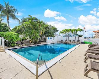 Walking Distance to Snook Inn, Smith House, Shopping, Day Spa & Live Music! - Marco Island - Pool