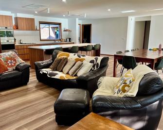 Riverside Holiday Home - Buronga - Living room
