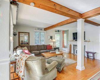 Lakefront Family Home with Dock in Newport! - Newport - Living room
