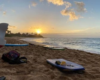 Cozy downstairs Apartment located one block from beach in V-land. - Haleiwa - Playa