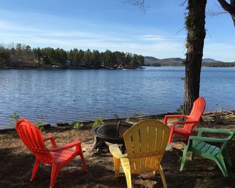 Ossipee Lake Waterfront Cottage - Private Beach/Dock, Lovely Mountain Views!! - Center Ossipee - Patio
