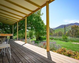 Beautiful restored miners cottage with reverse cycle heating outdoor fireplace . - Jingellic - Patio