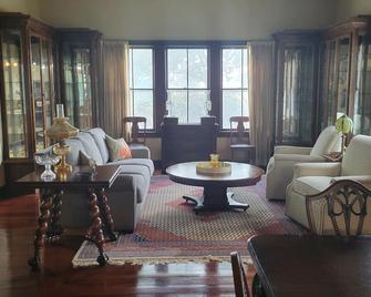 Executive home with a country feel on a quiet dead end road - Lafayette - Salon