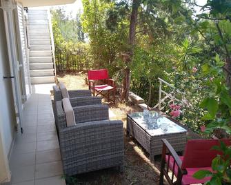 Athens-Voula Riviera Apartment with Gym - Voúla - Patio