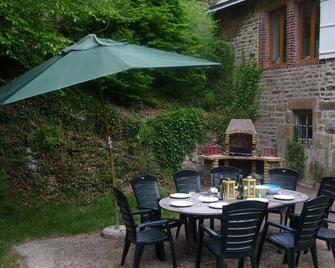 Large Countryside French stone Cottage retreat by a river with extensive grounds - Montsecret-Clairefougère - Patio