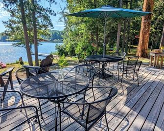 Peaceful & private 4-season family cabin on the beautiful Bony Lake sandbar! - Solon Springs - Patio
