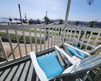 Beachfront condo near Top Places! Heated pool in Winter - Galveston - Balcony
