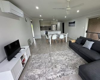 Beautiful 4 bdr house - Sandstone point, Bribie - Sandstone Point - Sala de estar