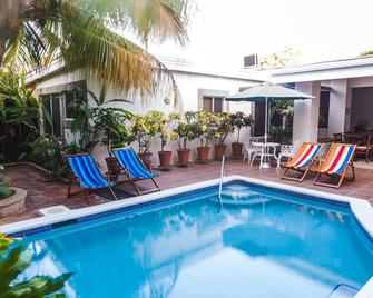 Hotel El Almendro - מנגואה - בריכה